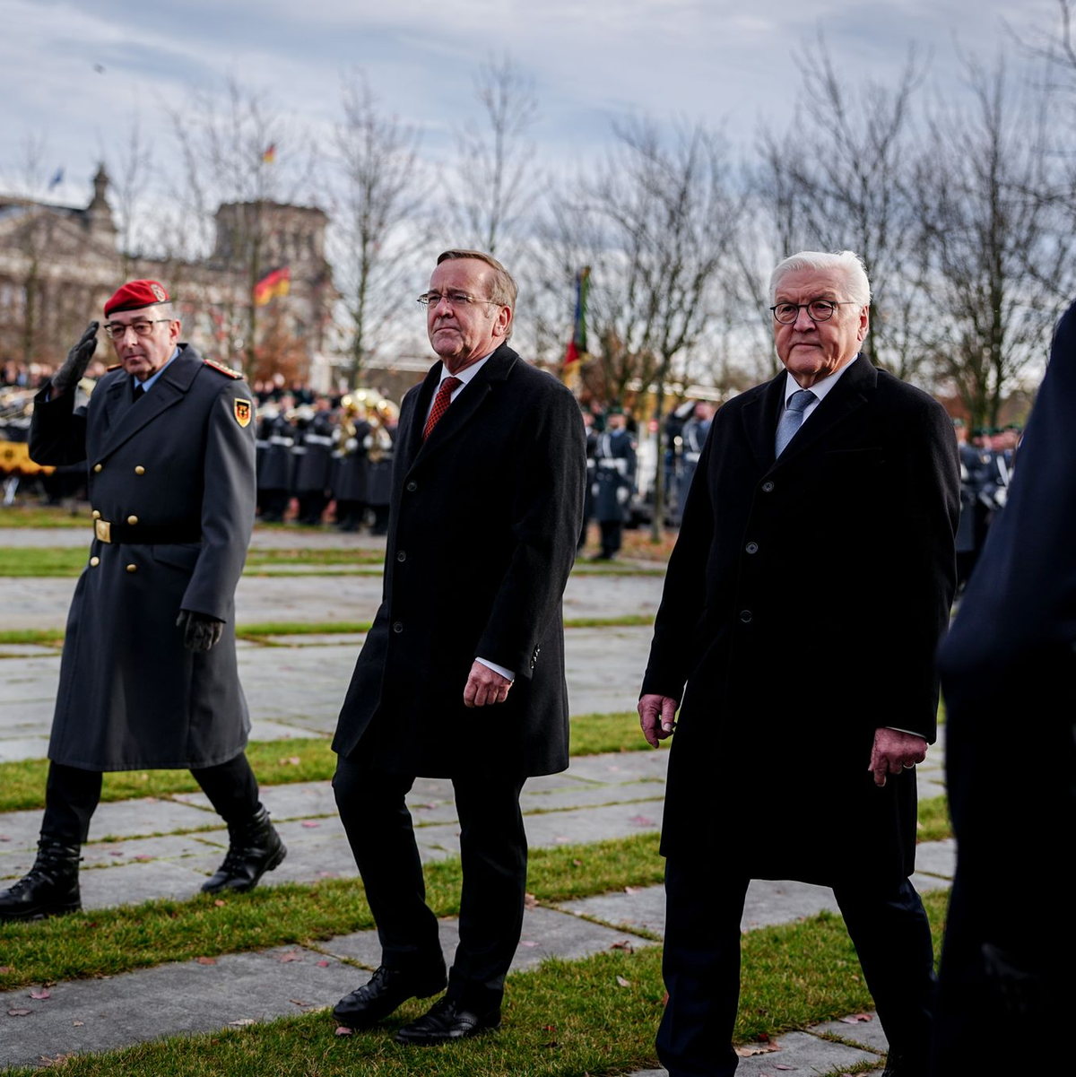 Auch Verteidigungsminister Boris Pistorius sprach zu den Rekrutinnen und Rekruten. - Foto: Kay Nietfeld/dpa