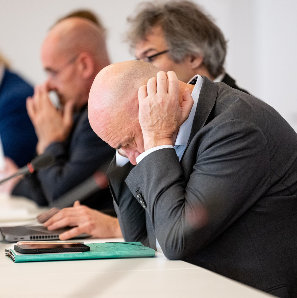 Die BSW-Fraktion in Brandenburg steckt in der Krise. Finanzminister Robert Crumbach (BSW, ganz rechts) spricht von einer «schwierigen Situation». - Foto: Fabian Sommer/dpa