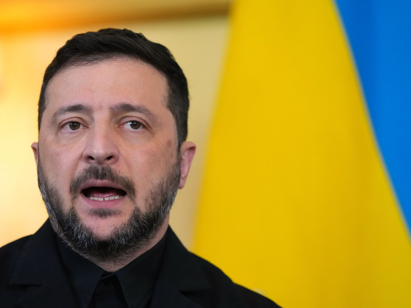 Der durch einen Korruptionsskandal ins Schussfeld geratene ukrainische Präsident Wolodymyr Selenskyj versucht sich mit Sanktionen gegen Geschäftspartner freizuschwimmen. (Archivbild) - Foto: Kirsty Wigglesworth/Pool AP/dpa