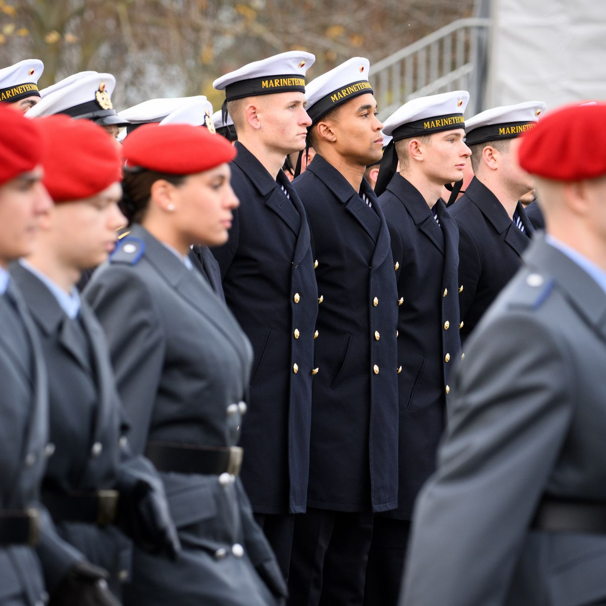 280 Rekrutinnen und Rekruten gelobten, «der Bundesrepublik Deutschland treu zu dienen und das Recht und die Freiheit des deutschen Volkes tapfer zu verteidigen». - Foto: Bernd von Jutrczenka/dpa