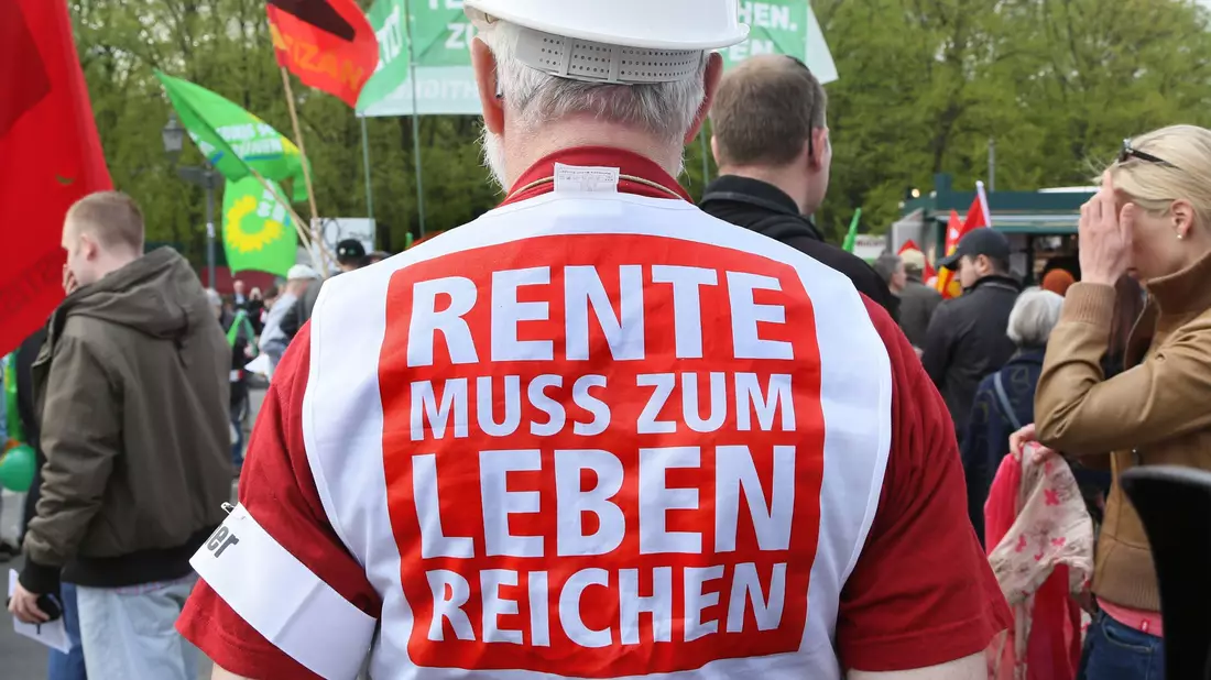 Ein Demonstrant auf einer früheren DGB-Demo. (Archivbild) - Bild: picture alliance / Stephanie Pilick/dpa