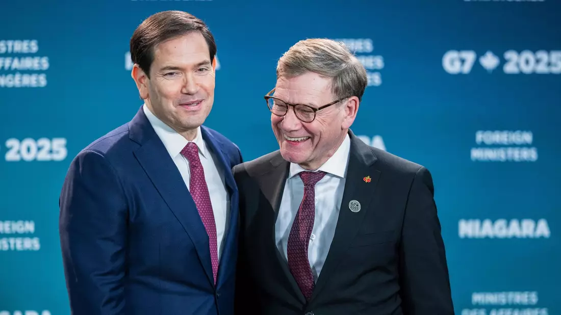 Beim Familienfoto des Außenministertreffens der G7-Runde wirtschaftsstarker Demokratien zeigen sich Außenminister Johann Wadephul (r., CDU) und sein US-Kollege Marco Rubio gut gelaunt. - Bild: Nick Iwanyshyn/The Canadian Press/AP/dpa