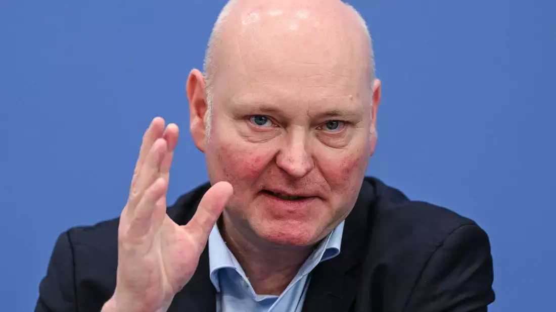Kanzler Merz ist nicht zufrieden mit der Wirtschaftslage. - Bild: Britta Pedersen/dpa