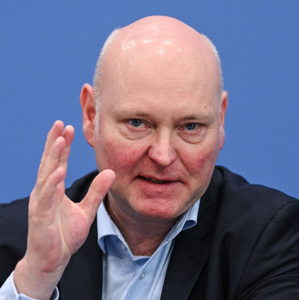 Kanzler Merz ist nicht zufrieden mit der Wirtschaftslage. - Foto: Britta Pedersen/dpa