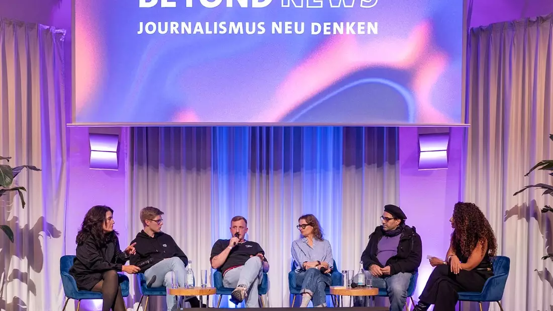 150 junge Journalistinnen und Journalisten formulieren bei der Konferenz BEYOND NEWS sieben Forderungen für ihre Branche - Bild: presseportal.de