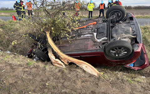 POL-HI: Eine verletzte Person und Totalschaden nach schwerem Baumunfall - Foto: presseportal.de