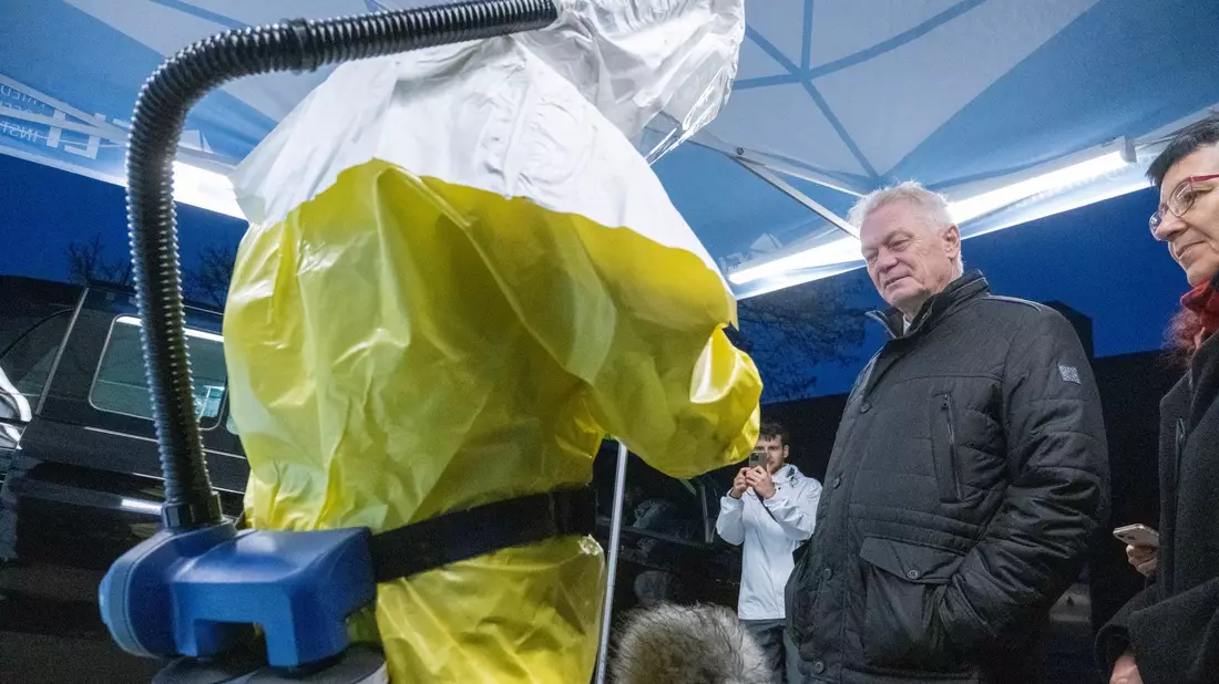 Der Nutzen möglicher Impfungen von Geflügel gegen die Geflügelpest wir unter anderem am Friedrich-Loeffler-Institut (FLI) untersucht. Bundeslandwirtschaftsminister Alois Rainer (CSU) weist auch auf mögliche Probleme hin. - Bild: Stefan Sauer/dpa