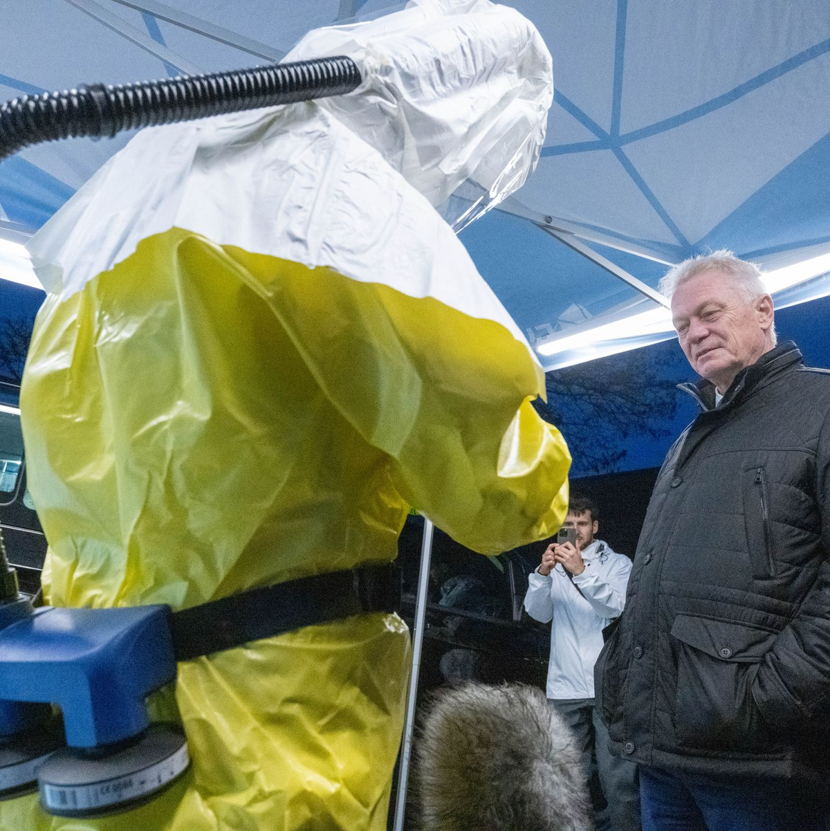 Der Nutzen möglicher Impfungen von Geflügel gegen die Geflügelpest wir unter anderem am Friedrich-Loeffler-Institut (FLI) untersucht. Bundeslandwirtschaftsminister Alois Rainer (CSU) weist auch auf mögliche Probleme hin. - Foto: Stefan Sauer/dpa