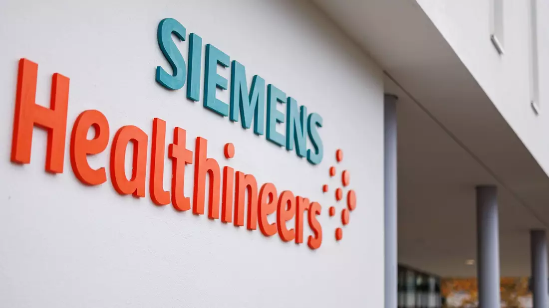 Noch hält Siemens rund 70 Prozent an seiner ehemaligen Medizintechniksparte Healthineers. Das soll sich ändern. - Bild: Daniel Karmann/dpa