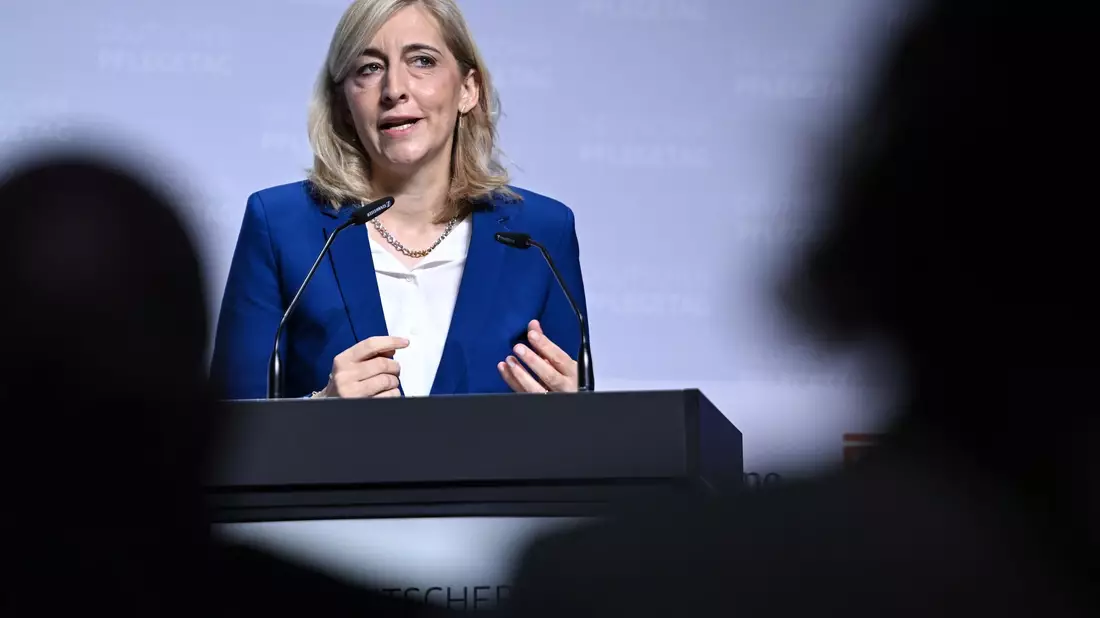 Gesundheitsministerin Nina Warken (CDU) will die Kosten im Gesundheitssystem begrenzen (Archivbild) - Bild: Britta Pedersen/dpa