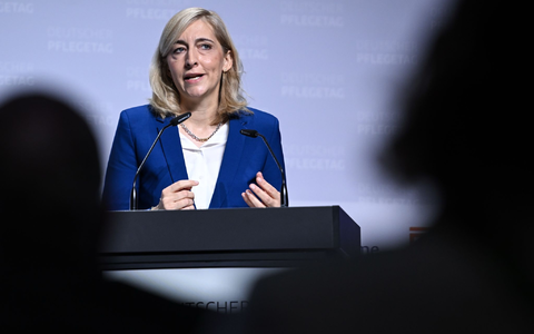 Gesundheitsministerin Nina Warken (CDU) will die Kosten im Gesundheitssystem begrenzen (Archivbild) - Foto: Britta Pedersen/dpa