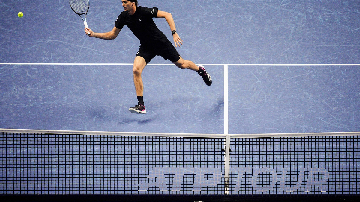 Alexander Zverev kassiert seine erste Niederlage bei den ATP Finals - Foto: Marco Alpozzi/LaPresse/AP/dpa