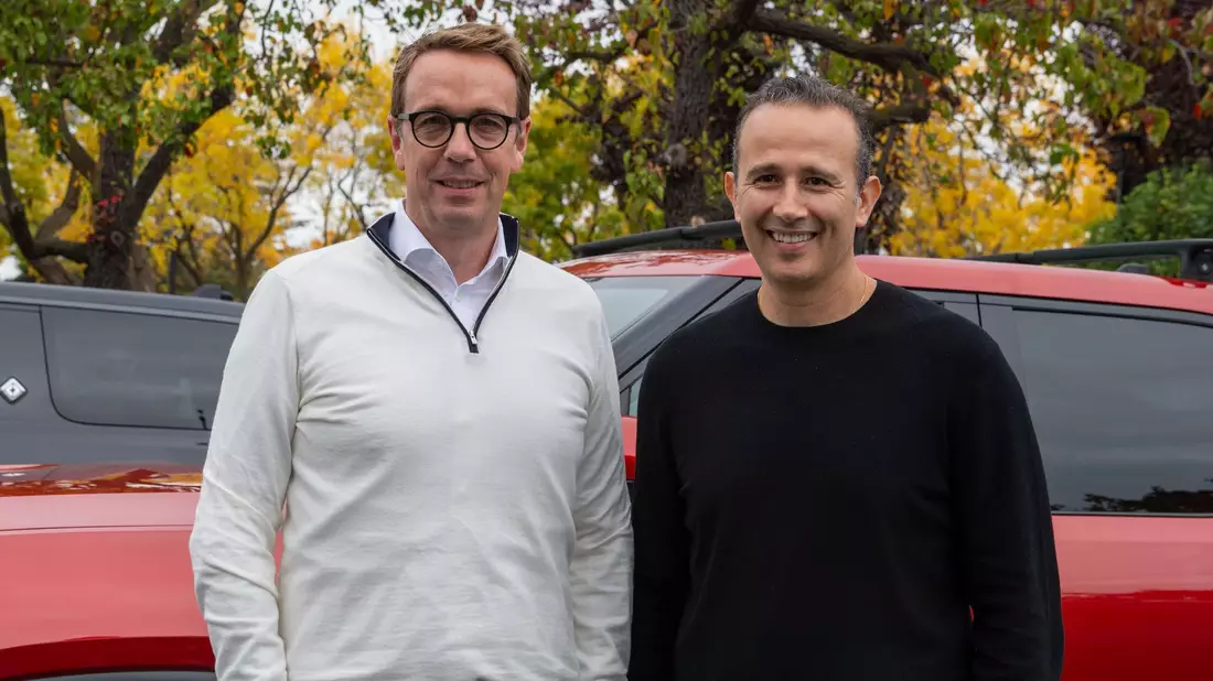 Carsten Helbing (l) und Wassym Bensaid führen das Gemeinschaftsunternehmen von VW und Rivian. - Bild: Andrej Sokolow/dpa