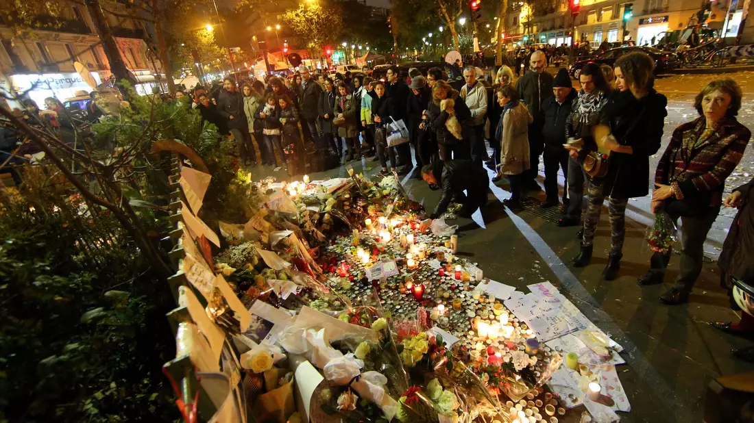 Auch zehn Jahre später sind die Spuren der Anschläge vom November 2015 in Frankreich noch deutlich sichtbar. (Archivbild) - Bild: picture alliance / dpa