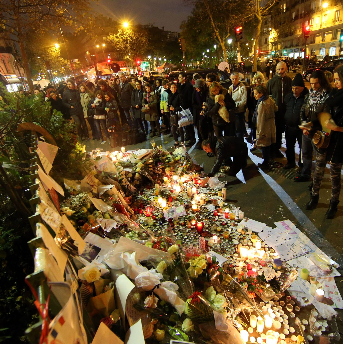 Auch zehn Jahre später sind die Spuren der Anschläge vom November 2015 in Frankreich noch deutlich sichtbar. (Archivbild) - Foto: picture alliance / dpa