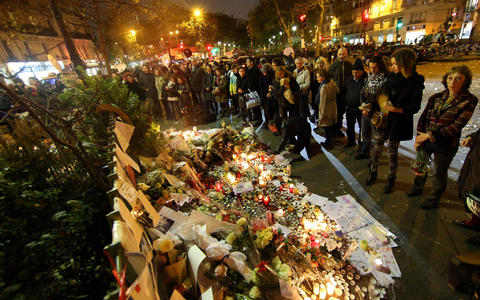 Auch zehn Jahre später sind die Spuren der Anschläge vom November 2015 in Frankreich noch deutlich sichtbar. (Archivbild) - Foto: picture alliance / dpa