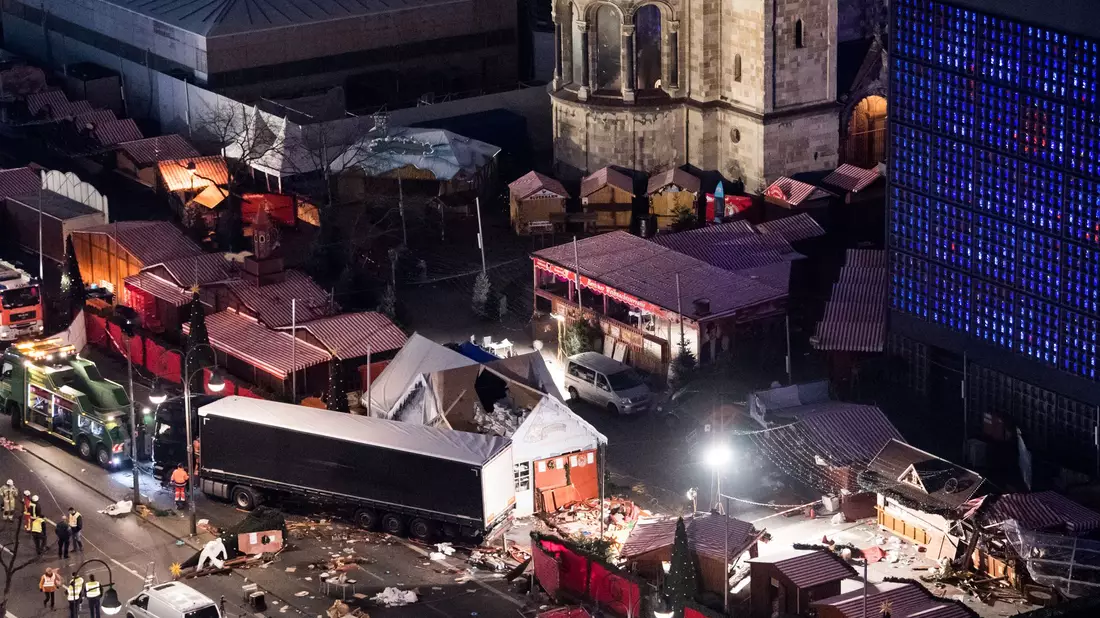 Auch bei einem islamistischen Anschlag auf den Weihnachtsmarkt am Breitscheidplatz in Berlin war am 19. Dezember 2016 ein Terrorist nahe der Gedächtniskirche mit einem Lastwagen in eine Menschenmenge gefahren. (Archivbild) - Bild: Bernd von Jutrczenka/dpa