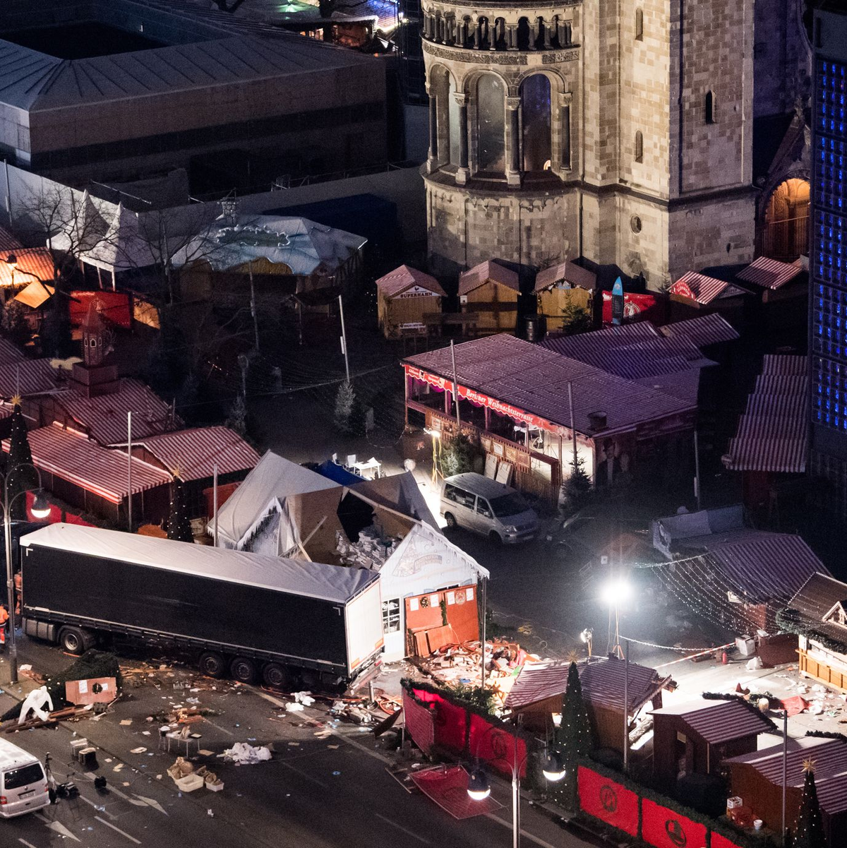 Auch bei einem islamistischen Anschlag auf den Weihnachtsmarkt am Breitscheidplatz in Berlin war am 19. Dezember 2016 ein Terrorist nahe der Gedächtniskirche mit einem Lastwagen in eine Menschenmenge gefahren. (Archivbild) - Foto: Bernd von Jutrczenka/dpa