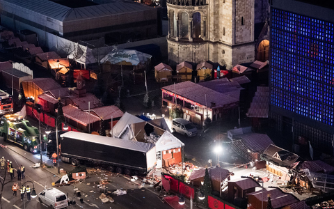 Auch bei einem islamistischen Anschlag auf den Weihnachtsmarkt am Breitscheidplatz in Berlin war am 19. Dezember 2016 ein Terrorist nahe der Gedächtniskirche mit einem Lastwagen in eine Menschenmenge gefahren. (Archivbild) - Foto: Bernd von Jutrczenka/dpa