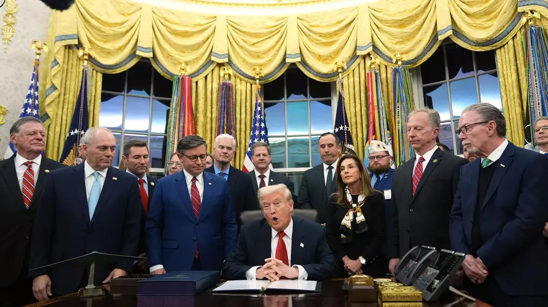 US-Präsident hat hochrangige Politiker seiner republikanischen Partei zur Unterzeichnung des Gesetzespakets zum Ende des Shutdowns ins Weiße Haus gebeten. - Bild: Jacquelyn Martin/AP/dpa