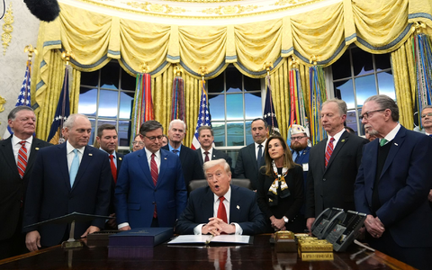 US-Präsident hat hochrangige Politiker seiner republikanischen Partei zur Unterzeichnung des Gesetzespakets zum Ende des Shutdowns ins Weiße Haus gebeten. - Foto: Jacquelyn Martin/AP/dpa