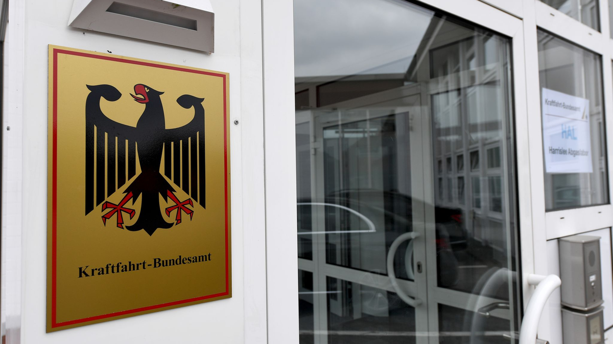 Nach einer Genehmigung durch das KBA darf die Paderborner Firma Holon ihr Elektro-Shuttle deutschlandweit im autonomen Fahrmodus mit Sicherheitsfahrer erproben. - Foto: Carsten Rehder/dpa