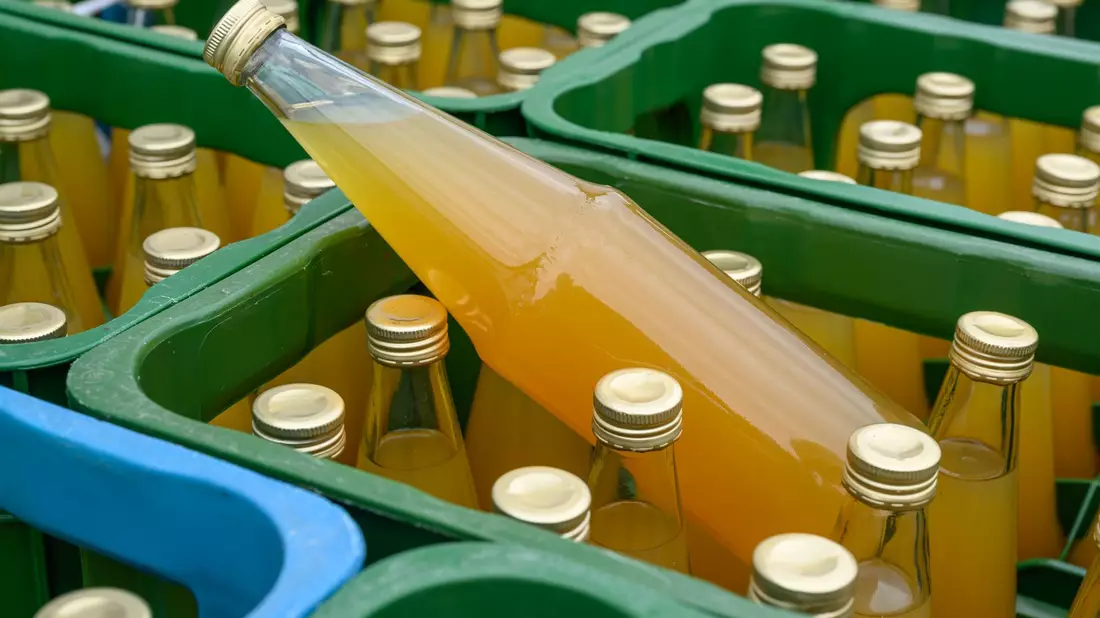 Obstsäfte haben besonders viel Zucker in sich. (Symbolbild) - Bild: Patrick Pleul/dpa
