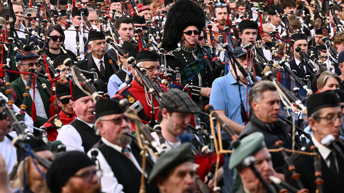Ganz junge Teilnehmer waren ebenso dabei wie ein 98-Jähriger, der seit 84 Jahren Dudelsack spielt. - Foto: Joel Carrett/AAP/dpa