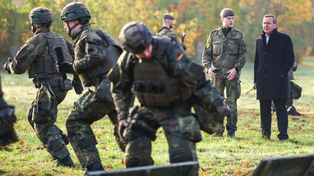 Der Wehrdienst soll zunächst freiwillig bleiben. (Symbolbild) - Bild: Christoph Reichwein/dpa