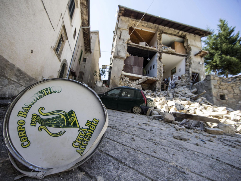 Insgesamt starben bei dem Erdbeben im August 2016 mindestens 299 Menschen. (Archivbild) - Foto: picture alliance / dpa