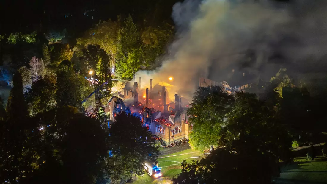 Das ehemalige Jagdschloss der Familie Thurn und Taxis brannte vollständig ab. Die Hintergründe sind noch unklar. (Archivfoto) - Bild: Lars Haubner/News5/dpa