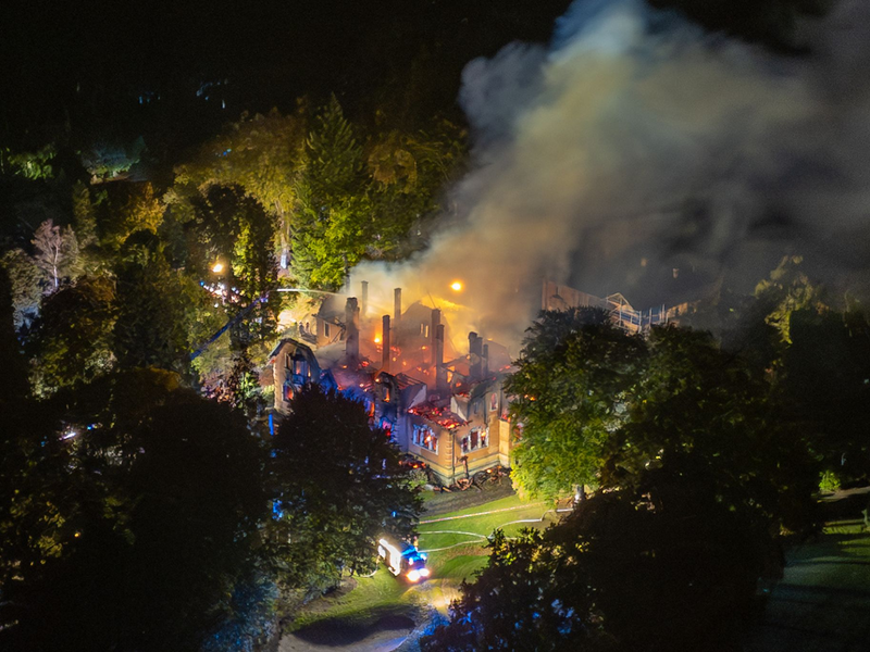 Das ehemalige Jagdschloss der Familie Thurn und Taxis brannte vollständig ab. Die Hintergründe sind noch unklar. (Archivfoto) - Foto: Lars Haubner/News5/dpa