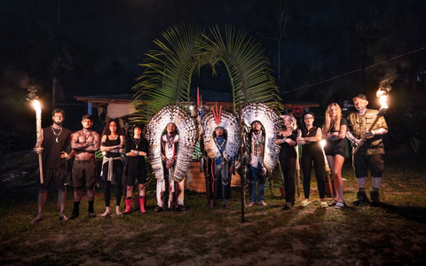 Werden Joey Kelly und Parshad Stammesmitglied der Shanenawa in Brasilien? Die Abenteuer-Doku Surviving Amazonas kommt 2026 auf Joyn - Foto: Joyn, presseportal.de