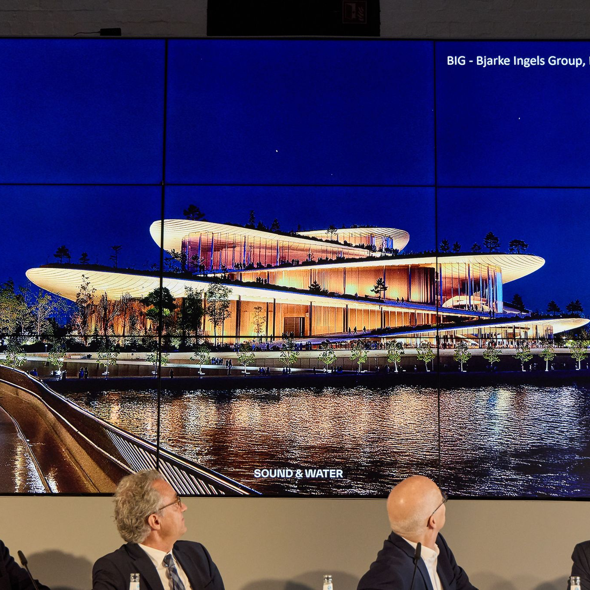 Die Beteiligten nach der Vorstellung. - Foto: Georg Wendt/dpa