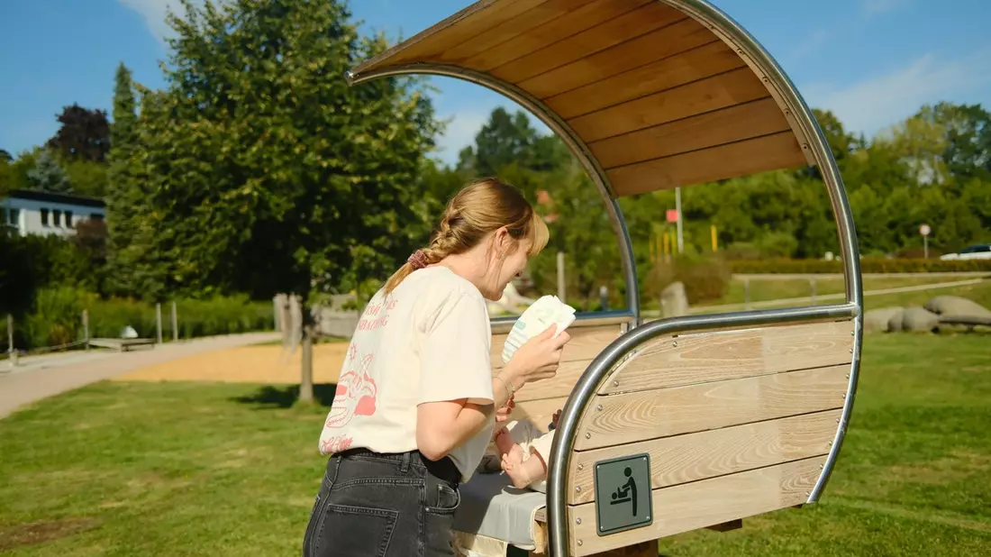 Wickelboard: Start-up entwickelt Wickeltisch für Spielplätze und Parks / Draußen sicher Windeln wechseln, statt auf Parkbank oder Boden: Unternehmen verlost Outdoor-Wickeltisch - Bild: presseportal.de