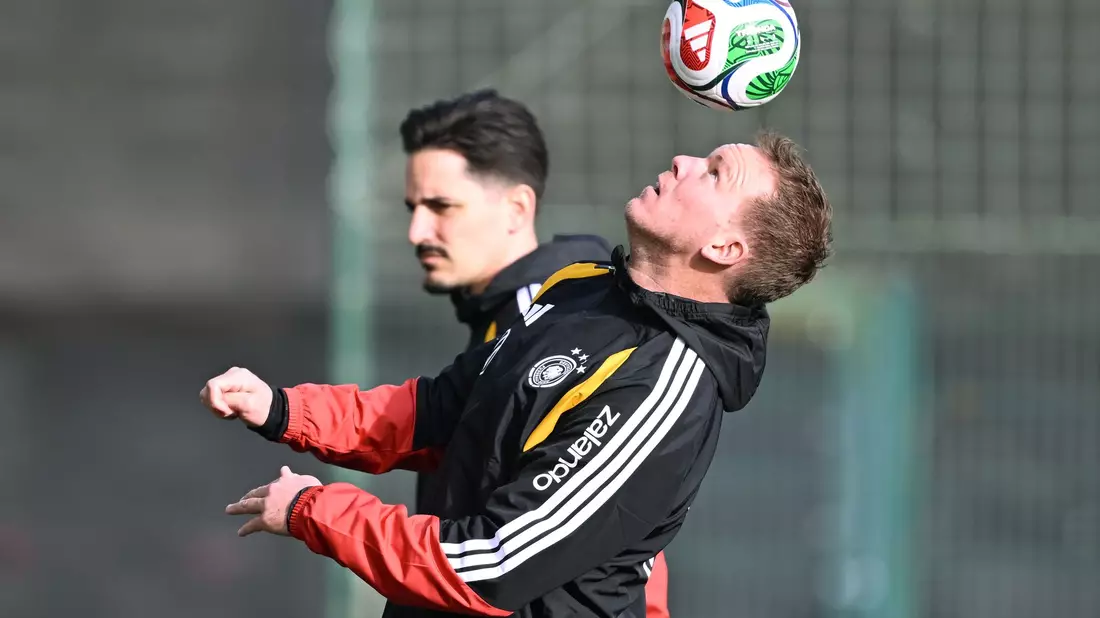 Leroy Sané (r) steht im Fokus. - Bild: David Inderlied/dpa