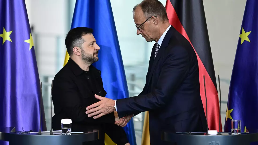 Kanzler Friedrich Merz (CDU, rechts) und der ukrainische Präsident Wolodymyr Selenskyj haben zu den Korruptionsermittlungen in Kiew ein Telefongespräch geführt. (Archivbild) - Bild: Fabian Sommer/dpa