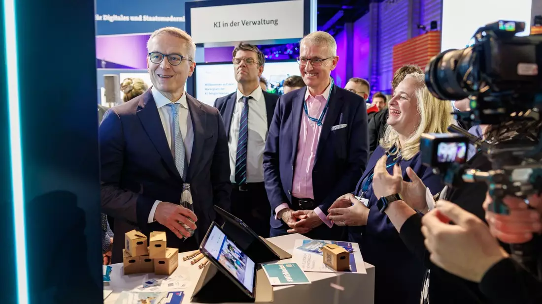 55 Millionen Bürger können sich digital ummelden / 2.000 Meldebehörden in ganz Deutschland bieten elektronische Wohnsitzanmeldung an / Bundesminister Wildberger: Vorbildcharakter - Bild: presseportal.de