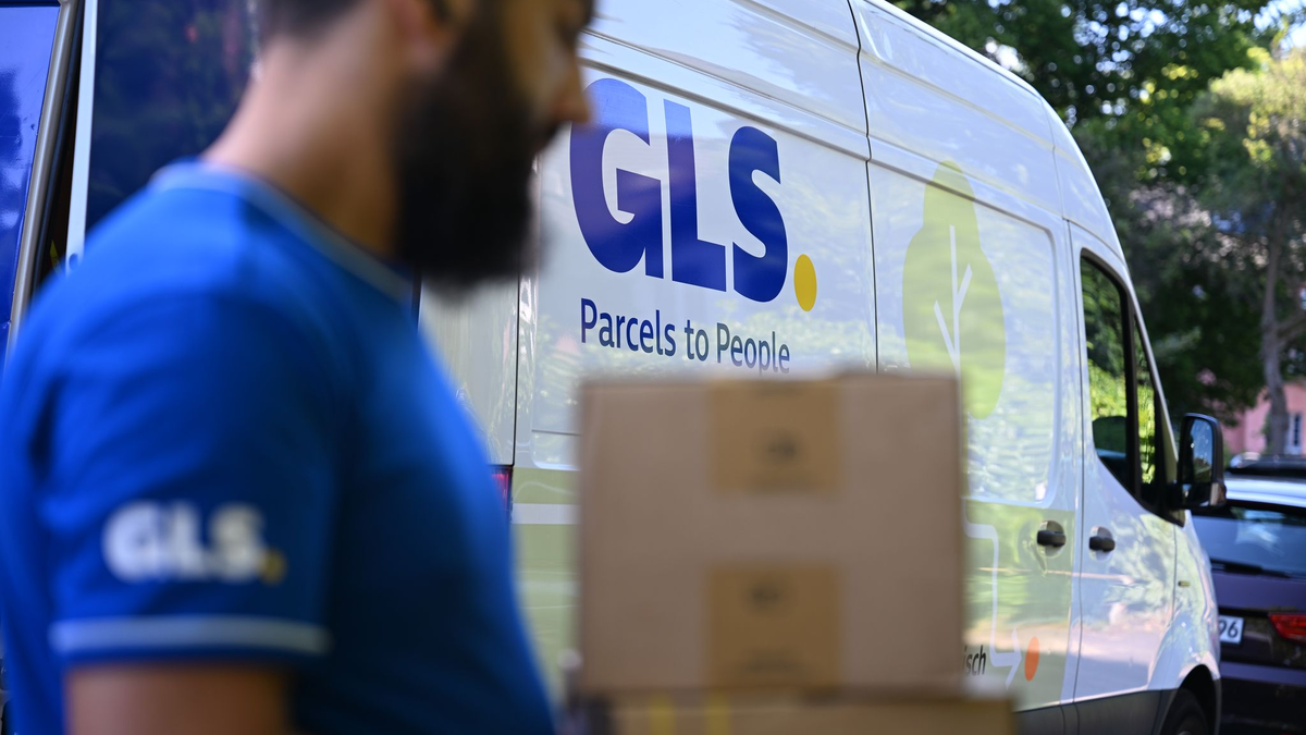 Ein Paketbote von GLS bei der Arbeit. - Foto: Wolf von Dewitz/dpa
