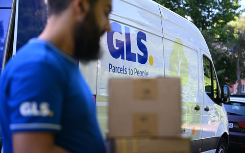 Ein Paketbote von GLS bei der Arbeit. - Foto: Wolf von Dewitz/dpa