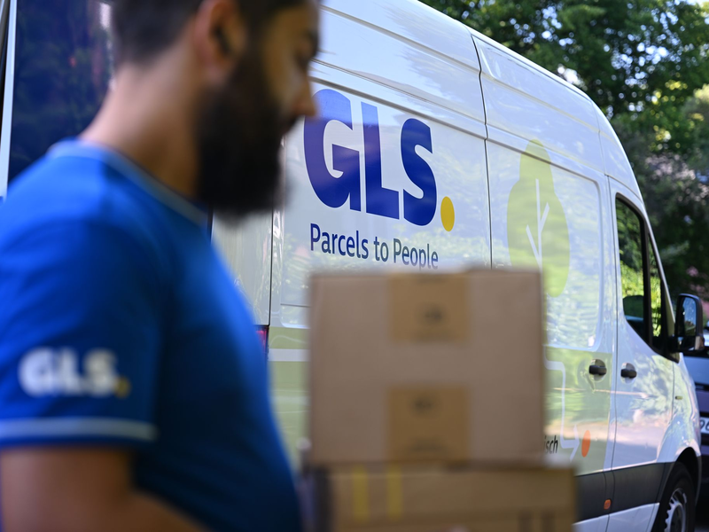Ein Paketbote von GLS bei der Arbeit. - Foto: Wolf von Dewitz/dpa