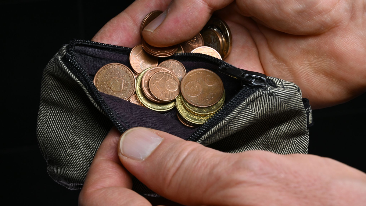 Die Überschuldungsquote, also der Anteil überschuldeter Personen im Verhältnis zu allen Erwachsenen, sank 2024 auf 8,09 Prozent. - Foto: Martin Schutt/dpa