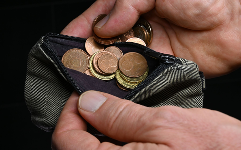 Die Überschuldungsquote, also der Anteil überschuldeter Personen im Verhältnis zu allen Erwachsenen, sank 2024 auf 8,09 Prozent. - Foto: Martin Schutt/dpa