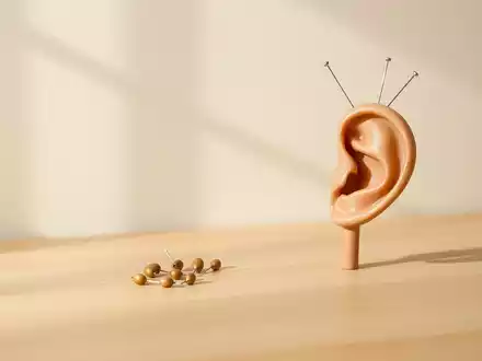 Ear Seeding: Alte TCM-Praxis wird zum viralen Wellness-Trend - Foto: über boerse-global.de