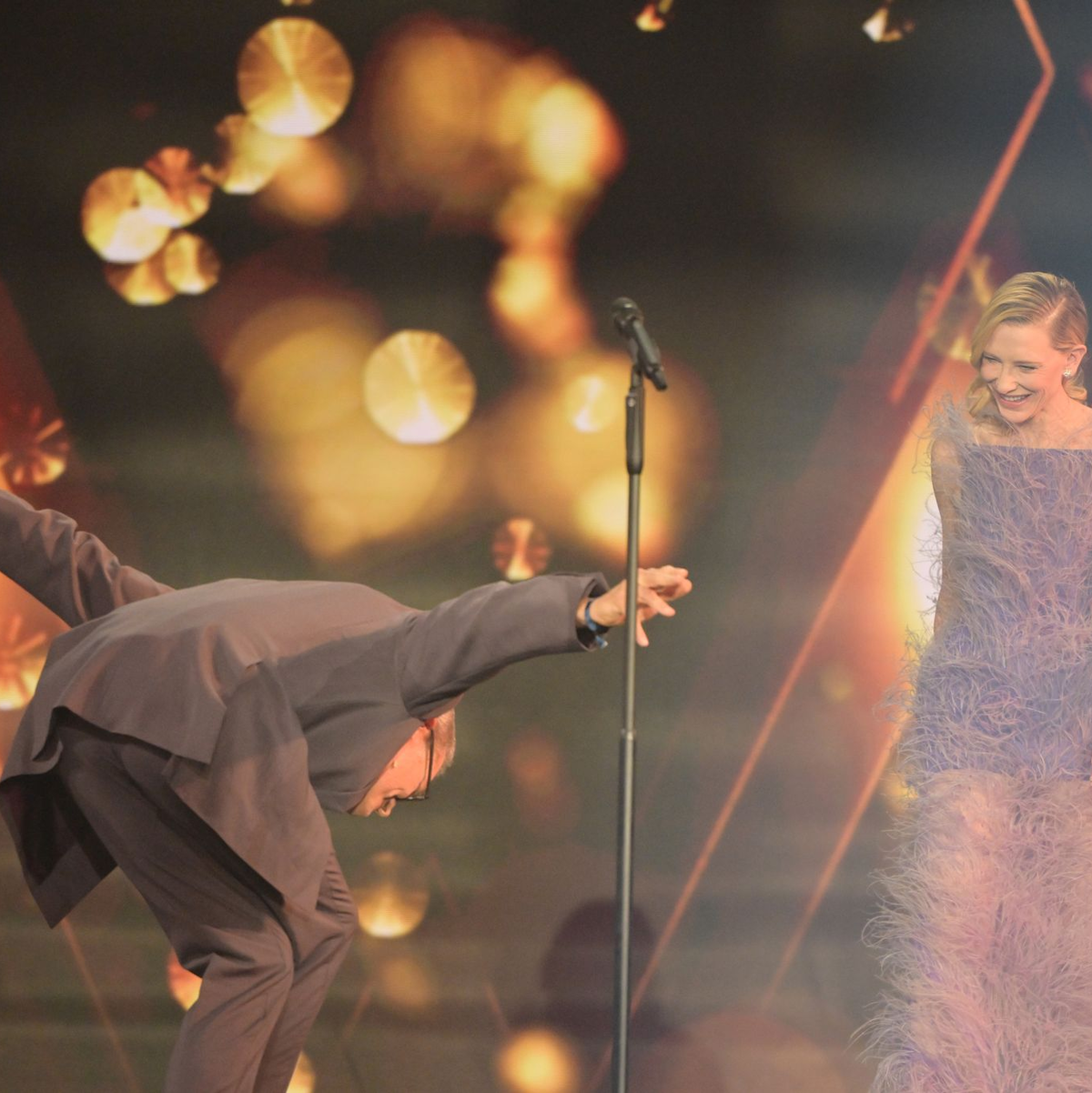 Gottschalks Auftritt bei der Bambi-Verleihung an Cher sorgte für Kritik. - Foto: Peter Kneffel/dpa