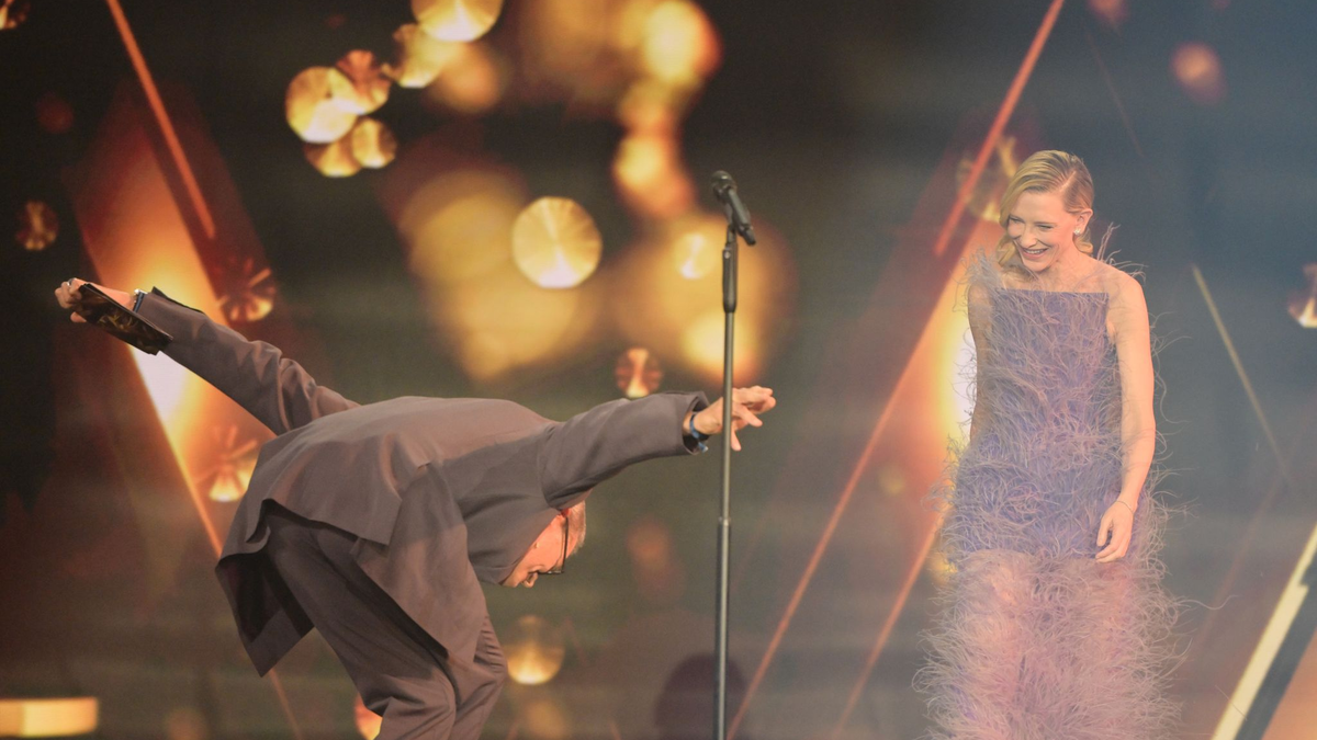 Thomas Gottschalk überreichte einen Bambi an Sängerin Cher. - Foto: Peter Kneffel/dpa