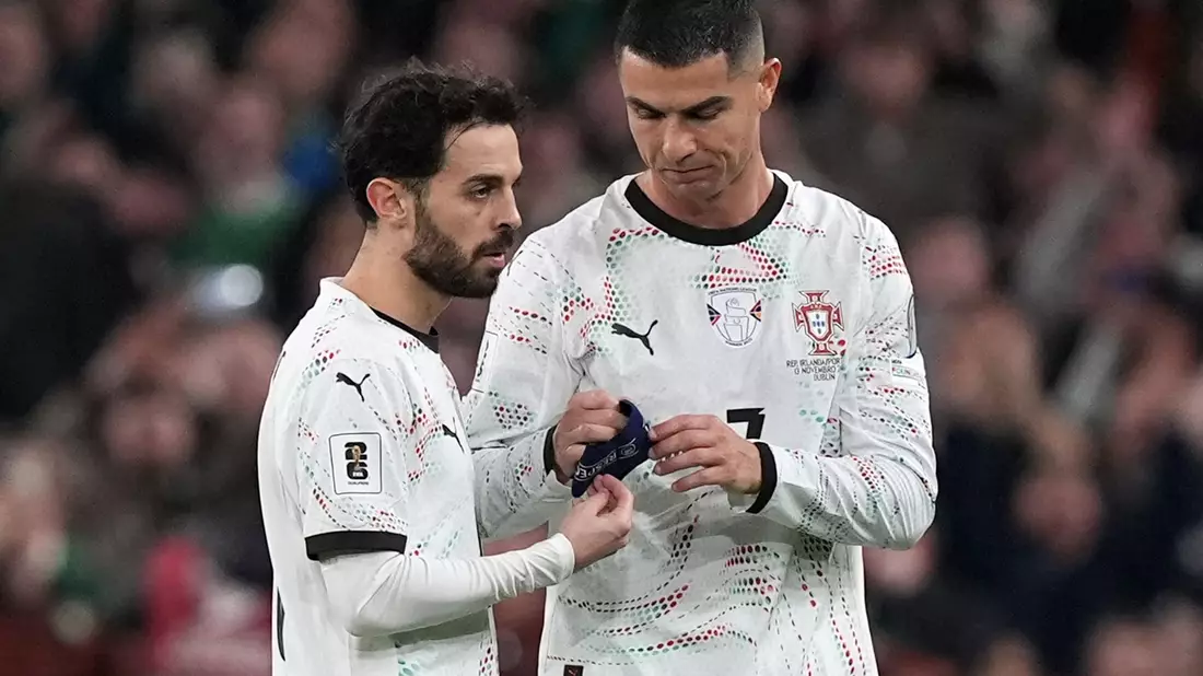 Cristiano Ronaldo reagiert impulsiv beim Spiel in Irland.  - Bild: Niall Carson/PA Wire/dpa
