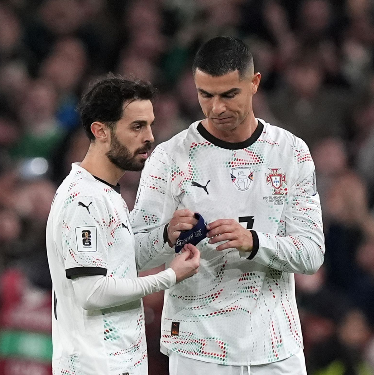 Cristiano Ronaldo (r) musste wegen seiner Roten Karte vom Platz - und die Kapitänsbinde abgeben. - Foto: Niall Carson/PA Wire/dpa