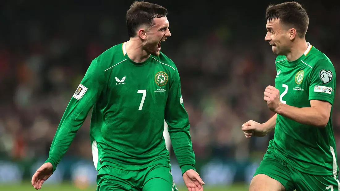 Troy Parrott (l) erzielte beide Tore für Irland. - Bild: Liam Mcburney/PA Wire/dpa