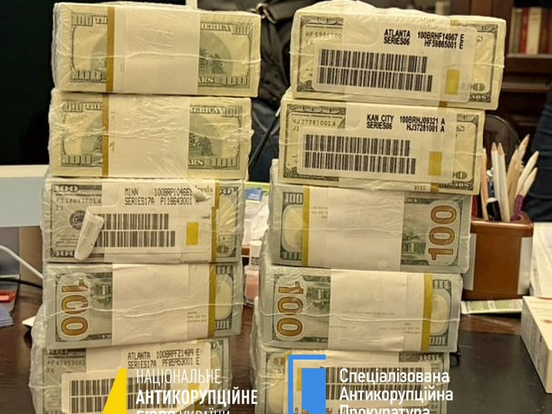 Bei Schmiergeldzahlungen werden in der Ukraine nach Erkenntnissen von Korruptionsjägern Taschen voll mit Bargeld übergeben. - Foto: -/Nationales Antikorruptionsbüro der Ukraine/Spezialisierte Antikorruptionsstaatsanwaltschaft der Ukraine/dpa